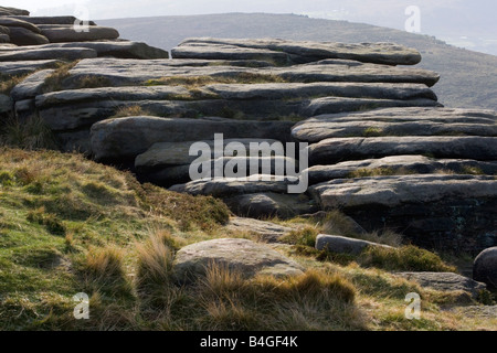 Gritstone Felsen oberhalb der Derwent Valley auf Stanage Edge im Peak District in Derbyshire Stockfoto