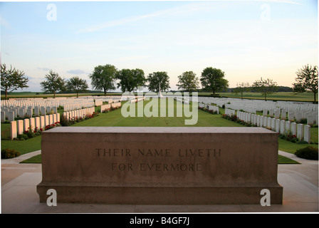 Der Stein der Erinnerung an die Londoner Friedhof und Erweiterung, hohe Holz, Longueval, Frankreich. Stockfoto