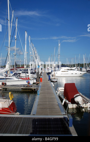 Yachten aufgereiht entlang Ponton in Marina am Fluss Hamble, Southampton, UK Stockfoto