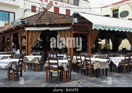 Tische und Stühle in Outdoor-Restaurant in der alten Stadt Rethymnon Kreta September 2008 Stockfoto