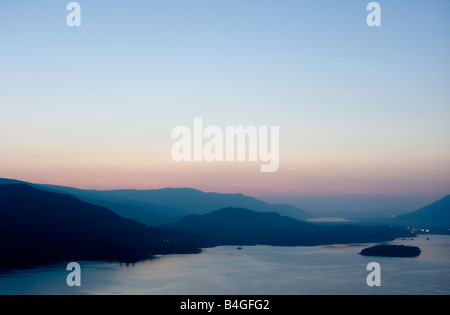 Sonnenuntergang über dem Derwent Wasser im Lake district Stockfoto