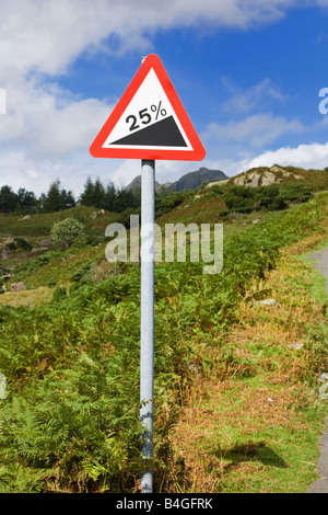 Straßenschild in Landschaft mit Warnung von 25 Prozent Steigung vor England UK Stockfoto
