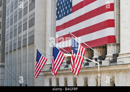 US-Flaggen werden an der New York Stock Exchange gesehen. Stockfoto