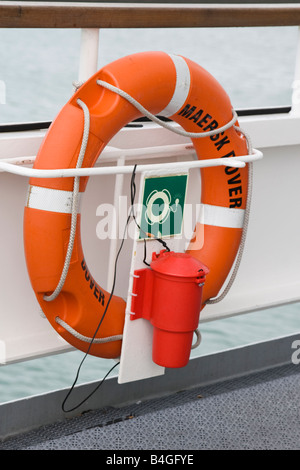 Rettungsring auf eine Fährverbindung Stockfoto