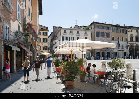 Cafe vor der Kirche San Michele in Foro, Piazza San Michele, Lucca, Toskana, Italien Stockfoto