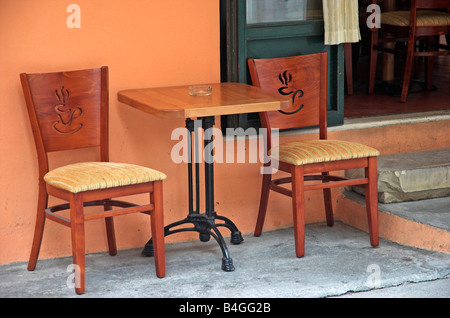 Tisch und Stühle im Freien Kaffee legen Sie in alte Stadt Rethymnon Kreta September 2008 Stockfoto