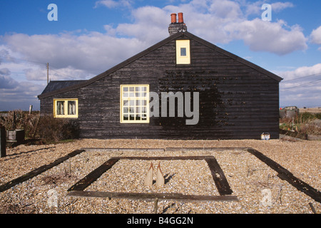 Kies Garten vor Jarmans Schwarz hölzernen Strandhaus bei Dungeness in Kent Stockfoto