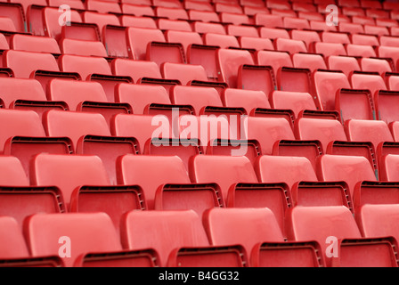 Rote leere Plätze im Stadion Stockfoto