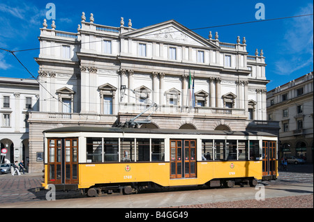 Straßenbahn vor Opernhaus La Scala (entworfen von Piermarini), Piazza della Scala, Mailand, Lombardei, Italien Stockfoto