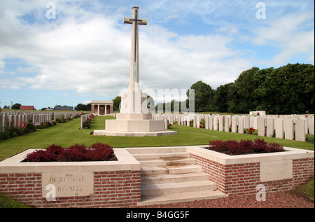 Ansicht von hinten das Überqueren der Opfer über die Grabsteine an der kleinen britischen CWGC Peronne Straße, Maricourt, France. Stockfoto