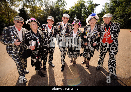 Eine Gruppe von London Pearly Kings & Queens verknüpften Arm in Arm in ihrer unverwechselbaren pearly Anzügen. Bild von Jim Holden. Stockfoto