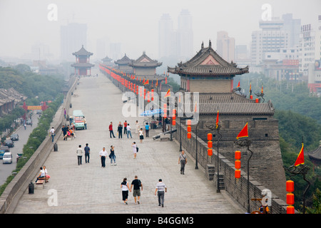 Menschen zu Fuß auf den Teil der Stadtmauer, Xian, China Stockfoto