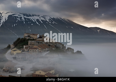Castellucio Dorf im Nebel Piano Grande Monti Sibillini Nationalpark Umbrien Italien Stockfoto