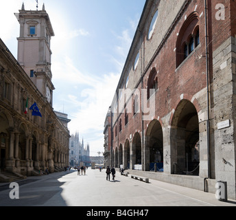 Blick von der Piazza dei Mercanti in Richtung Dom mit dem Palazzo della Ragione in den Vordergrund, Mailand, Lombardei, Italien Stockfoto