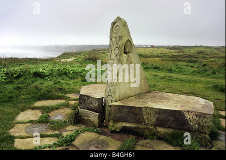 Marker Stein am Ende die Yorkshire Wolds Weise und Cleveland übrigens auf der Brigg, Filey, North Yorkshire, UK Stockfoto