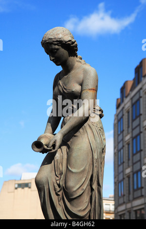 Trinkbrunnen Frau Statue von Blackfriars Bridge London England UK Stockfoto