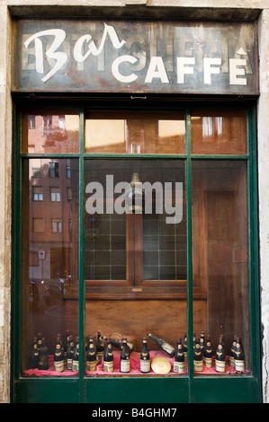 Fenster einer traditionellen alten Café-bar in der Stadtzentrum, Mailand, Lombardei, Italien Stockfoto