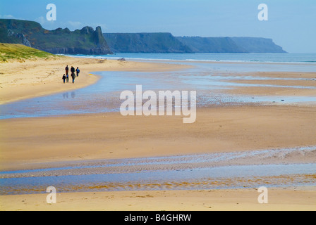 Familiengruppe in Oxwich Bay auf der Gower Halbinsel South Wales Wandern Stockfoto