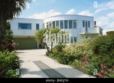 Palmen und Sträuchern neben Einfahrt zum großen weißen Art-Deco-Haus in Frinton in Essex Stockfoto