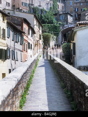 Die Via del Acquedotto, Perugia, Italien, Blick nach Süden auf die Schritte, die bis über Baldeschi werden geführt. Stockfoto