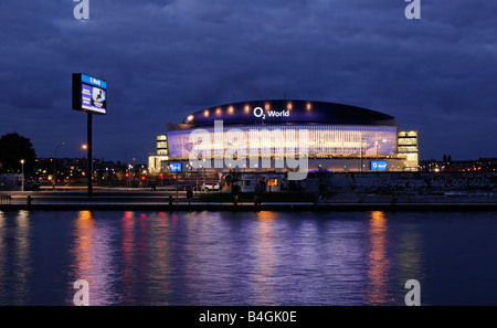 O2 World, mit Fluss Spree und East Side Gallery, O2-Arena der Anschutz Entertainment Group, Berlin Friedrichshain, Deutschland, Stockfoto