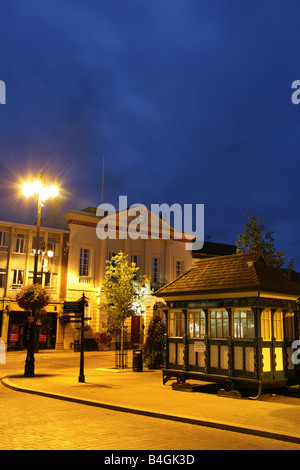 Stadt von Ripon, England. Nachtansicht der Kutscher Unterschlupf am Ripon Marktplatz mit dem Rathaus aus dem 18. Jahrhundert Ripon. Stockfoto