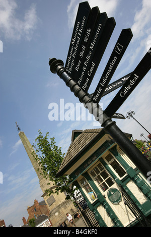 Stadt von Ripon, England. Touristische Richtung Zeichen auf dem Marktplatz mit dem Kutscher der Zuflucht und der Obelisk im Hintergrund. Stockfoto