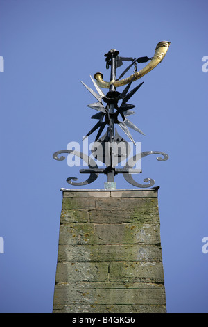 Stadt von Ripon, England. Ripon Wappen auf dem frühen ist 18. Jahrhundert Obelisk in Ripon Marktplatz. Stockfoto