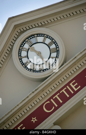 Stadt von Ripon, England. Seitlicher Blick auf die Uhr und die Inschrift am Rathaus aus dem 18. Jahrhundert Ripon hautnah. Stockfoto