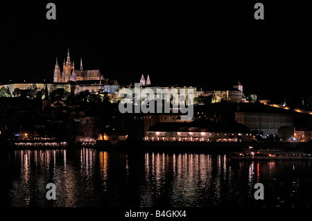 Prager Burg Fluss Vltava und kleinen Viertel von der Karlsbrücke entfernt und in der Nacht Stockfoto