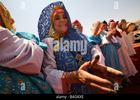 Berber Frauen in traditioneller Kleidung singen auf kik Plateau, Atlas, Marokko, Nordafrika Stockfoto