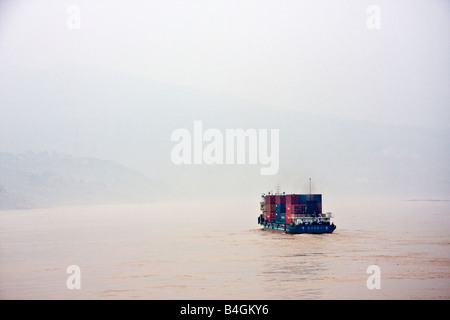 Containerschiff auf dem nebligen Yangzi-Fluss in der Nähe von Chongqing China JMH3344 Stockfoto