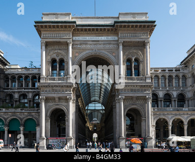 Eingang Galleria Vittorio Emmanuele II entworfen von Guiseppe Mengoni, Piazza del Duomo, Mailand, Lombardei, Italien Stockfoto