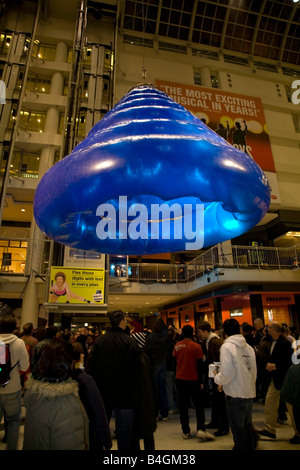 Nuit Blanche; Fujiwara Takahiro, ins blaue; 2008; Acryl Polymer-Helium-Ballon im Eaton Center, Toronto, Kanada Stockfoto