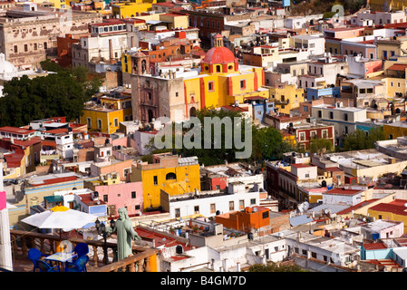 Balkon mit Blick auf bunt Häuser und Kirchen Guanajuato Mexiko keine Marken Stockfoto