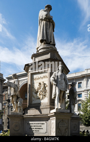 Statue von Leonarado da Vinci und seine Gefolgsleute, Piazza della Scala, Mailand, Lombardei, Italien Stockfoto