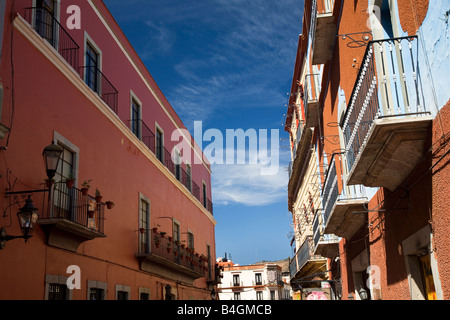 Straße Orange Abobe Wand Blumen Balkon blauer Himmel Guanajuato Mexiko Stockfoto