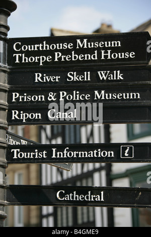 Stadt von Ripon, England. Touristischer Wegweiser in Ripon Marktplatz. Stockfoto