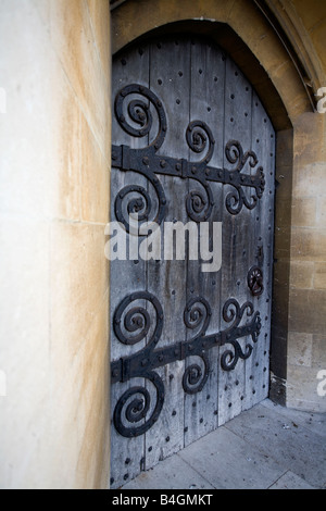 Robuste Kirchentür Stockfoto