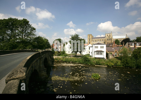 Stadt von Ripon, England. Der Fluss Skell betrachtet von Galerie Grüne Brücke. Stockfoto