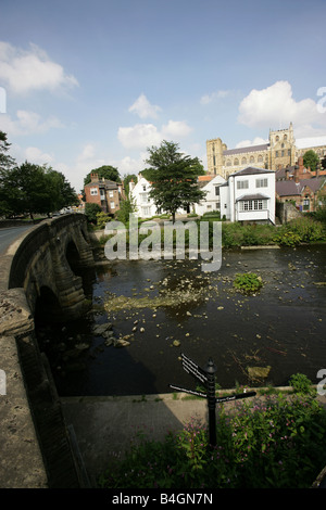 Stadt von Ripon, England. Der Fluss Skell betrachtet von Galerie Grüne Brücke. Stockfoto