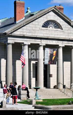 Außenansicht des Pilgrim Hall Museums in Plymouth Massachusetts USA mit Gruppe von Menschen vor Treppen und Säulen Stockfoto