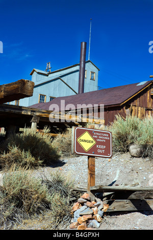 Warnschilder halten Sie Personen aus dem Bereich Standard Mühle, Bodie State Historical Park, Bodie, Kalifornien Stockfoto