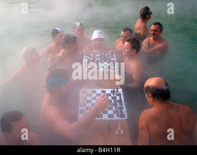 UNGARN BUDAPEST SZECHENYI THERMALBAD SCHACHSPIELER IM WASSER Stockfoto