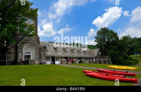 Rote und gelbe Kajaks sitzen am Ufer in der Nähe der See am Nordpark Pittsburgh Pennsylvania Stockfoto