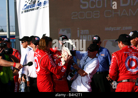 Scott Dixon IRL Champion 2008 ruft Torte im Gesicht auf dem Chicagoland Speedway Stockfoto