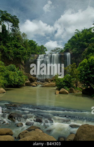 Ciruti Wasserfall in den indonesischen Regenwald Stockfoto