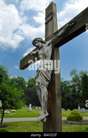 Ein Kruzifix-Statue in der St James Friedhof Sewickley Heights PA Stockfoto