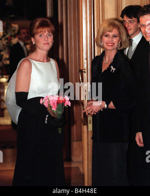 Sarah Ferguson Herzogin von York, Ankunft im Landmark Hotel in London wird von der Schauspielerin Joanna Lumley begrüßt. Stockfoto