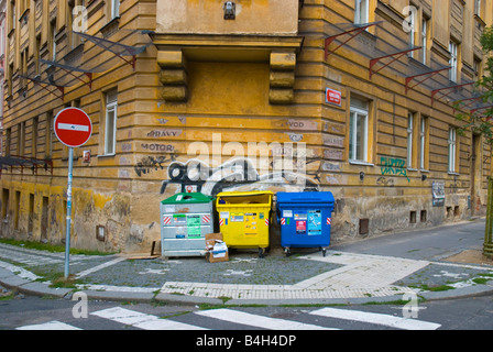 Recycling-Behälter in Zizkov Viertel von Prag Tschechische Republik Europa Stockfoto